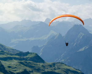 Ein Paraglider vorm Bergpanorama